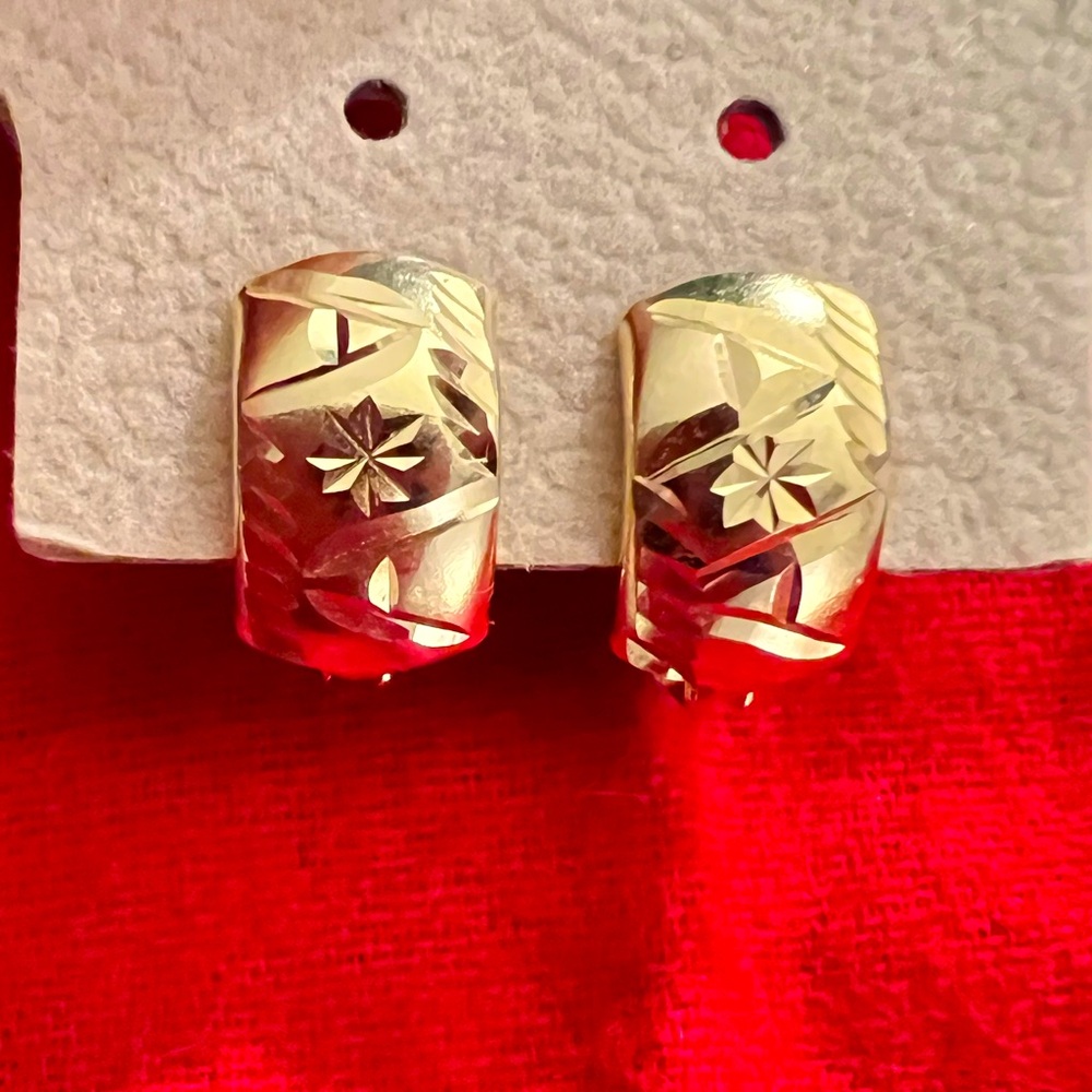 18K Pure Gold clip huggies earring.